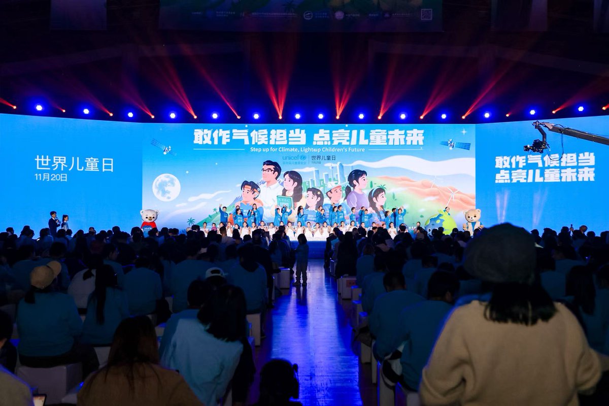 UNICEFChina's tweet photo. Children from Beijing performed Wang Yuan's song ‘The Shepherd Boy’ at the #WorldChildrensDay event.
"Every child is an explorer and guardian of this world," they sang.
#StepUpForClimate https://t.co/LSVFYr01gQ