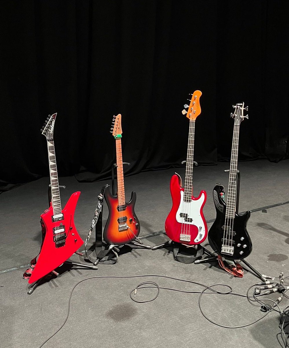 Sahnede oturulur mu amk (soldaki kırmızı kelly ben)