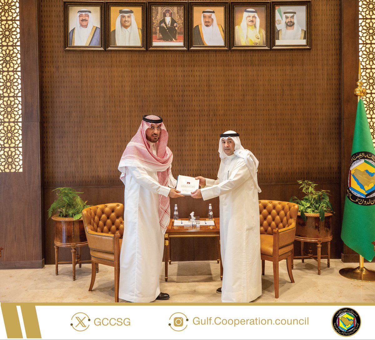 GCCSG's tweet photo. معالي الأمين العام لمجلس التعاون @jasemalbudaiwi يتسلم من المدير العام لمكتب التربية العربي، التقرير شبه الإقليمي حول التقدم المحرز في تحقيق غايات الهدف الرابع من أهداف التنمية المستدامة.

@Abegsorg 

https://t.co/TRhOcSatFO

#مجلس_التعاون https://t.co/do0CnxbJh5