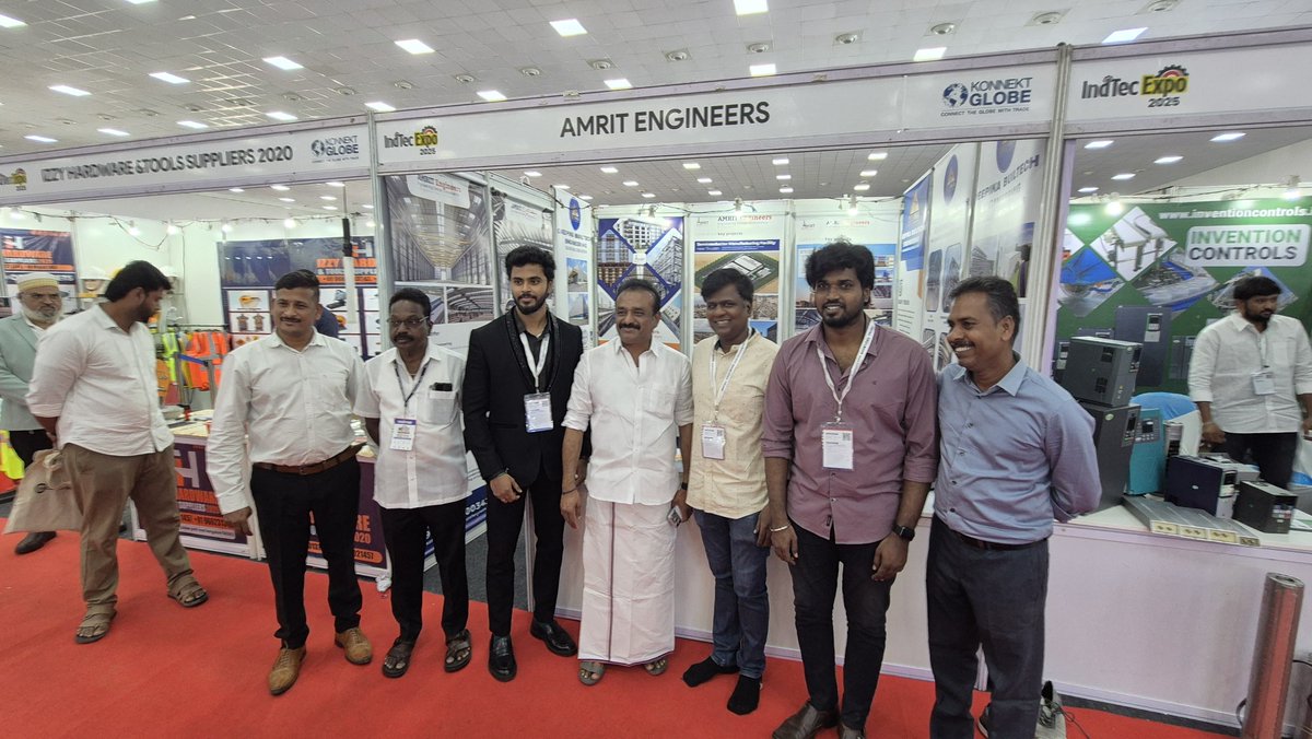 ஒசூர் மாநகராட்சிக்கு  உட்பட்ட ஹில்ஸ் ஓட்டலில், ஜாக்குவார் மீடியா சார்பாக  தொழில்துறை கண்காட்சி  நிகழ்ச்சியை நான் குத்துவிளக்கு ஏற்றி துவக்கி வைத்தேன். 
#Hosur #Dmk #Mayorsathya #sathyamayor #HosurcityDMK #YPrakaash #hosurcorporation #hosurcitycorporation #hillshotelhosur