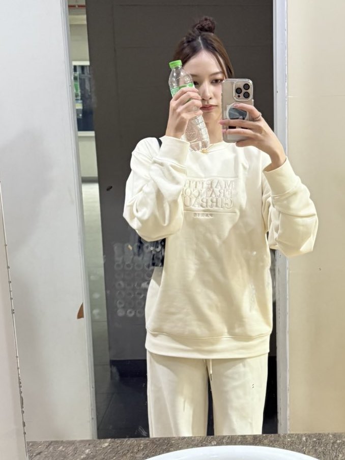 june_noah01's tweet image. Uyyy วันนี้คู่เราชุดออกกำลังกายแมตช์กันเลยนะ! 🤭🤭

P’kwa &amp;amp; P’Dis 🫣

#TKNURxGLOnAir #TKNur #TKPhinyanech #nurdesoraya