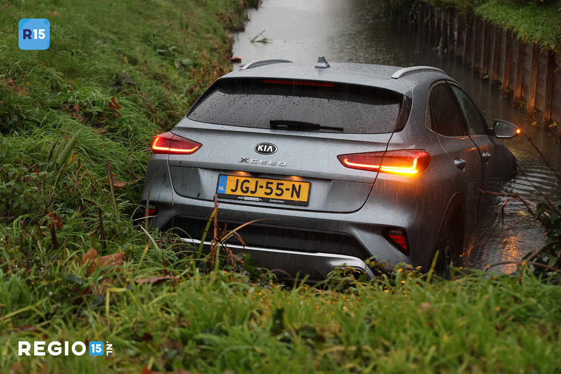 Auto te water na botsing op de Noordweg in Den Haag