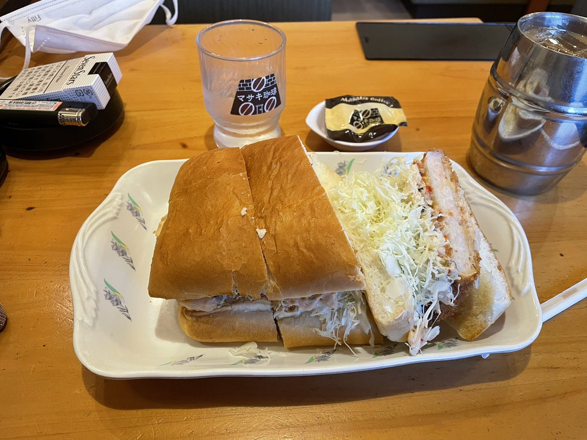 b_u_r_i_tan's tweet image. 和歌山県民はご存知。これはコメダ珈琲ではなく、コブクロの事務所が経営する件の珈琲店の酷似した外観とメニューで有名なマサキ珈琲。咲くLove®