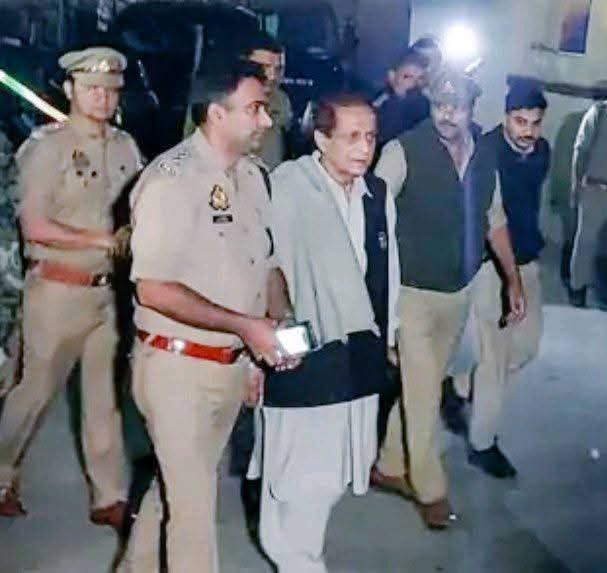 mrTohid87769396's tweet photo. हम उस देश के वासी है जहाँ एक सांसद 10 बार के विधायक को मुर्गी चोरी करने के आरोप में जेल में डाल दिया जाता है । ओर जो फर्जी डिग्री लिए है वो देश की कुर्सी सम्भाले बैठे है।#afsoos #AzamKhan #Muslim #indian #Zulm https://t.co/Lk4Oxj1rB6