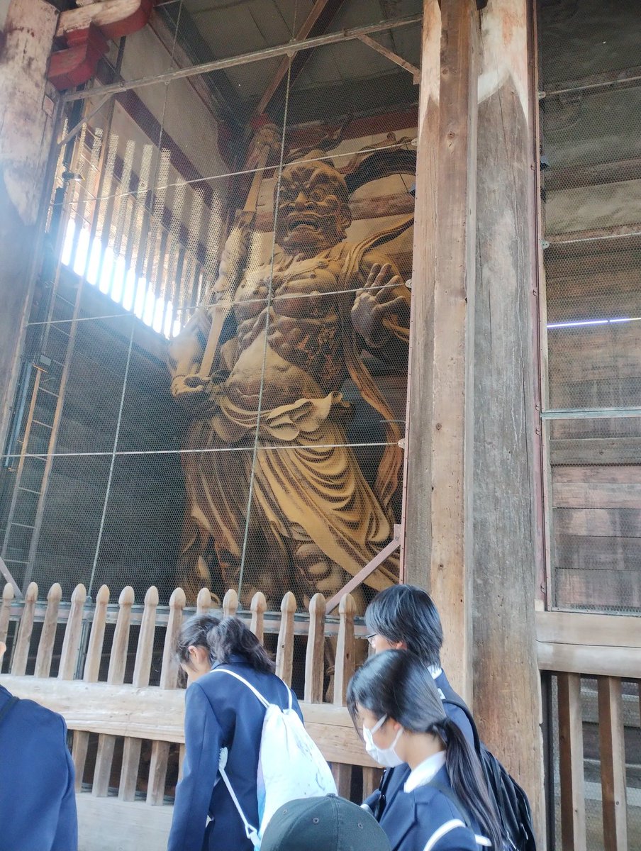 修学旅行初日無事終了。むちゃいい天気。運慶快慶師匠の造形に見とれるのでした。