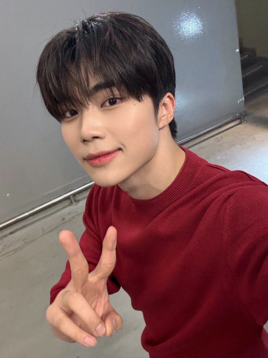 pgwchats's tweet photo. 251120 🧸📷💬 [7:04pm kst]

- you seem to like the red knit sweater
- it's here.. https://t.co/pX0uILVbjz
