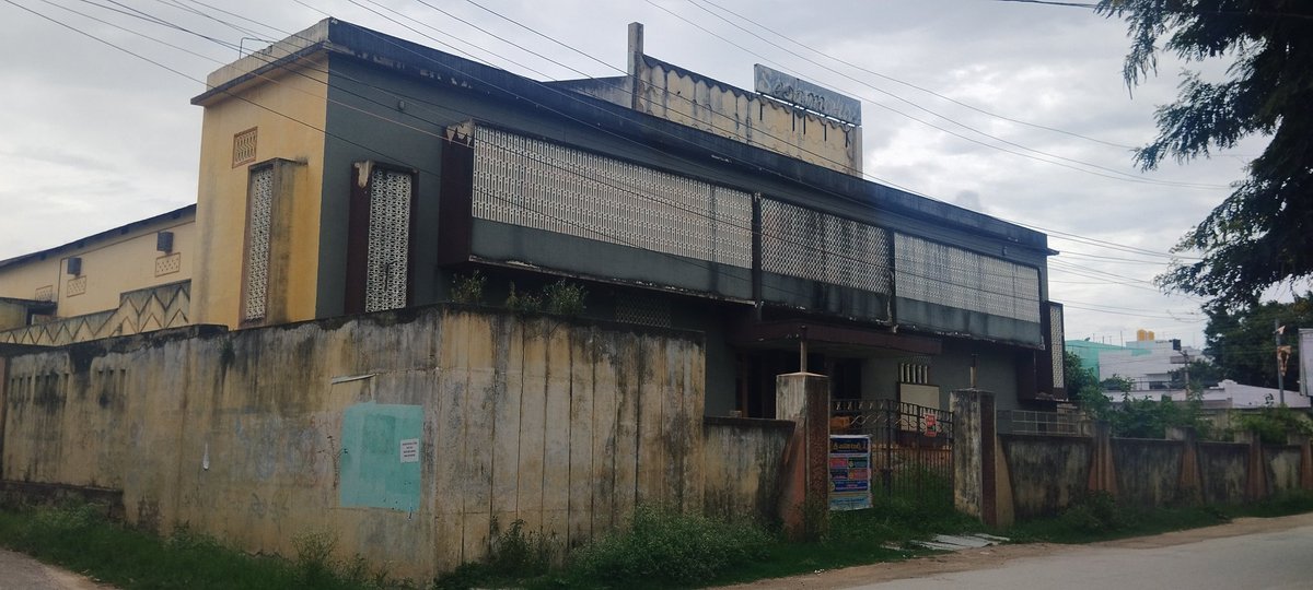 alwaysnataraj's tweet photo. Abandoned theatres in #Madanapalle town
#Jyothi
#Avanthi
#Madhusudhana
#Seshmahal & many more https://t.co/FK0f2qUBAy