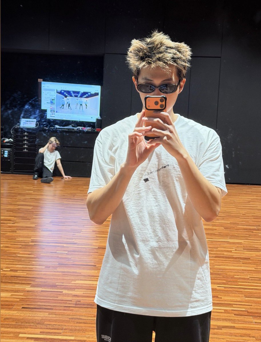 jkclvb97's tweet image. IS THAT MY MINIMONI?!!!!!!