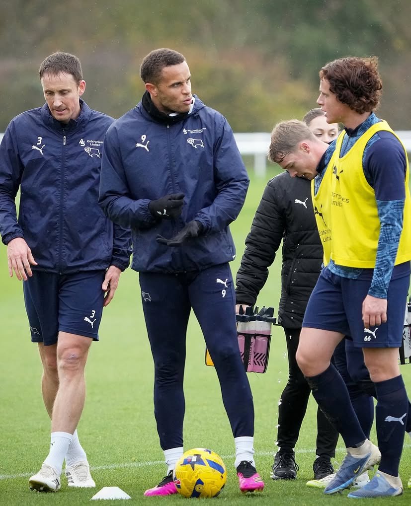 RamsOracle's tweet image. Nice seeing Carlton Morris helping out our youngsters in training. 

Believe it to be newly pro signed Luca Crolla. 

#dcfc #dcfcfans