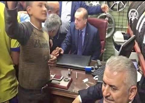 Bugün,Dünya Çocuk Hakları Günü,geçen ay 80 çocuk işçi, iş cinayetinde hayatlarını kaybetti !
Bu fotoğraf da,ülkenin cumhurbaşkanının,gittiği bir sanayi sitesinde,çocuk işçilerle çektiği fotoğraf,okulda olması gereken çocuklar neden orada diye sormuyor,merak dahi etmiyor