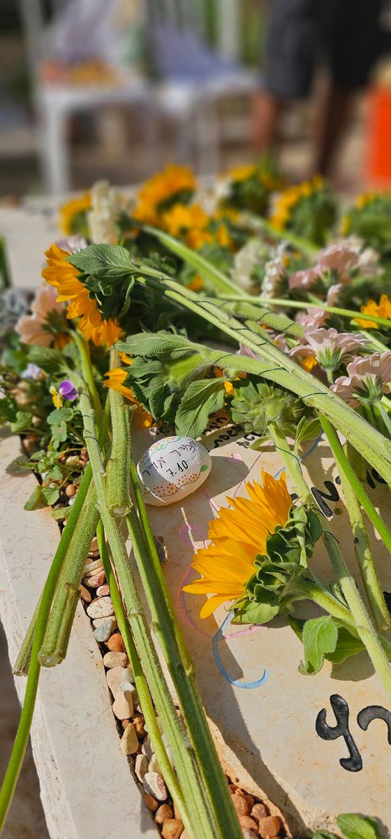 עוד מצבה יפה מדי, של אדם יפה מדי, נחשפת בטקס יפה מדי.