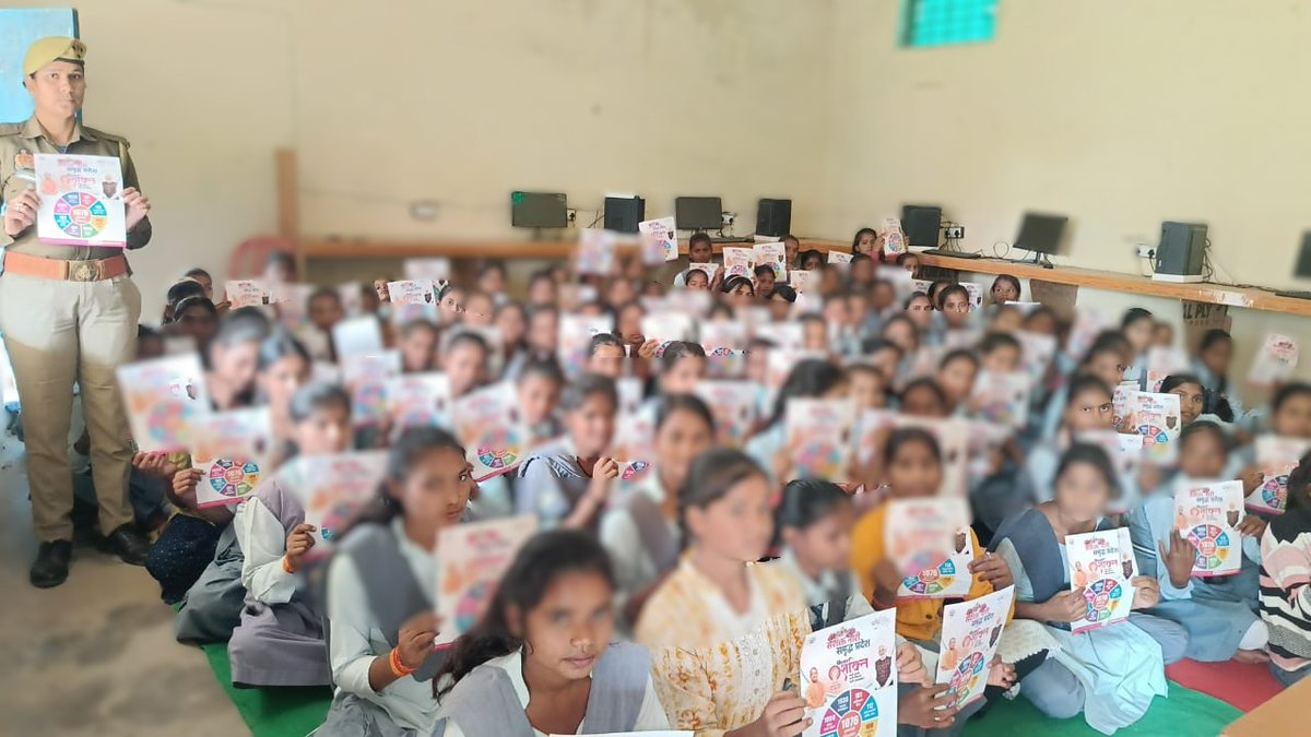 shravastipolice's tweet image. #SP_Shravasti श्री राहुल भाटी के निर्देशन में शक्ति मोबाइल टीम ने विद्यालय में छात्राओं को गुड टच-बैड टच व साइबर सुरक्षा की जानकारी दी।
#MissionShakti5