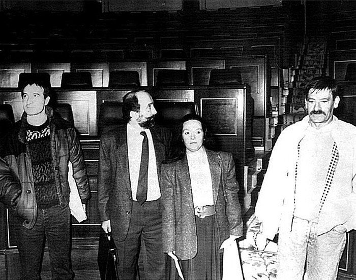 gure_argazkiak's tweet photo. Josu Muguruza eta Herri Batasunako parlamentariak 1989an Diputatuen Kongresuan, diputatu akta jaso berritan. Ordu gutxira hil zuten faxistek Madrilgo Alcala hotelean afaltzen ari zirenean. https://t.co/8Mhgx9M7nw