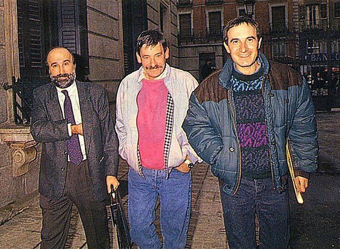 gure_argazkiak's tweet photo. Josu Muguruza eta Herri Batasunako parlamentariak 1989an Diputatuen Kongresuan, diputatu akta jaso berritan. Ordu gutxira hil zuten faxistek Madrilgo Alcala hotelean afaltzen ari zirenean. https://t.co/8Mhgx9M7nw