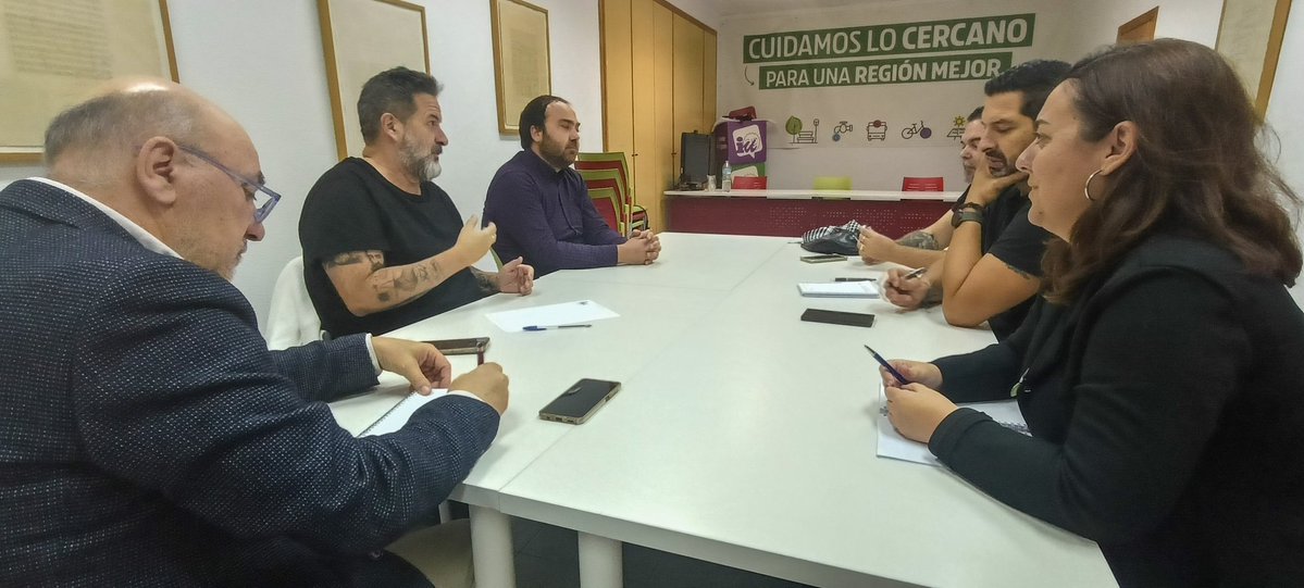 Hoy nos reunimos con el comité de huelga de Amazon junto a <a href="/ManuPineda/">Manu Pineda🔻</a>. Frente a las multinacionales que explotan aquí y sostienen la ocupación en Palestina, apoyamos sin fisuras la lucha por salarios dignos, seguridad y derechos laborales

¡La plantilla en pie, no está sola!✊📦