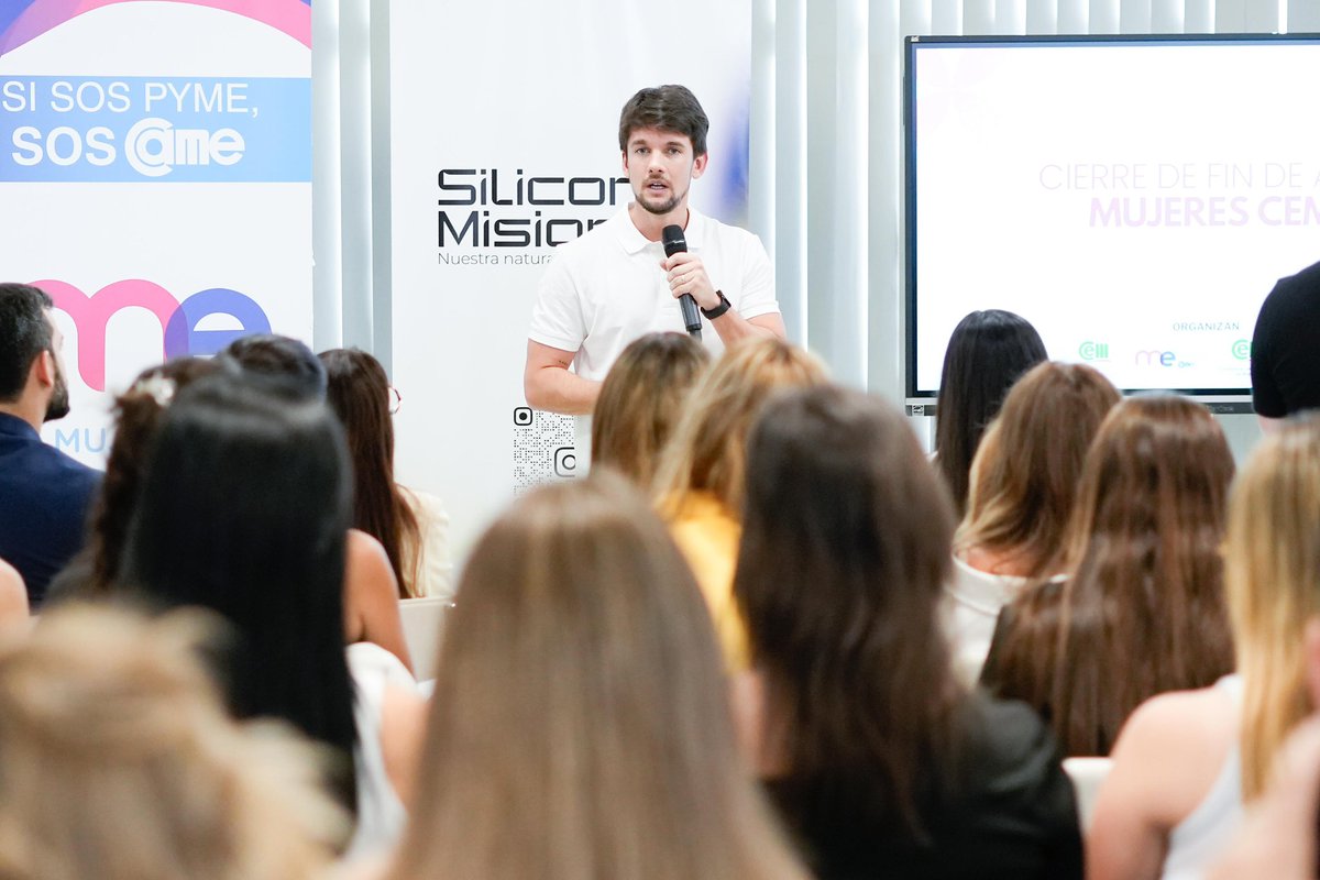 lucasaromero's tweet photo. Participé de la entrega de premios de las “Mujer Empresaria Misionera”, un reconocimiento que celebra el talento, la dedicación y la visión de tantas mujeres que lideran PyMEs y generan oportunidades en toda nuestra provincia.

Fue un encuentro inspirador en el Silicon Misiones, donde compartimos con emprendedoras, empresarias y profesionales que forman parte de un ecosistema cada vez más fuerte, innovador y diverso.