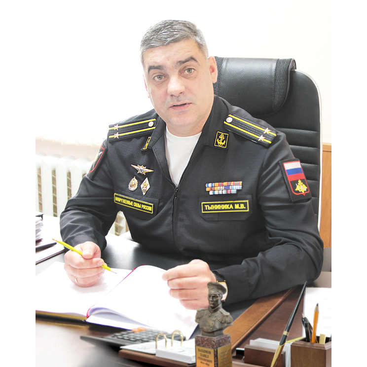 В Севастополе арестован начальник 960 военного представительства Минобороны РФ капитан 2 ранга Тыниника М.В. 
Офицер задержан при получении взятки в 500 тыс.
Он вымогал деньги у директора судоремонтного предприятия за подписание актов о приемке некачественного ремонта кораблей