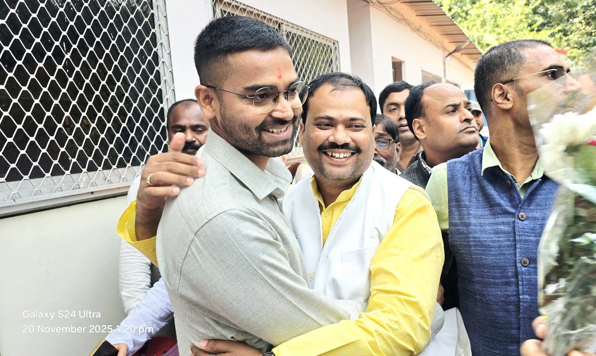 DrDeepakkumar_'s tweet image. #पटना 
आज राष्ट्रीय लोक मोर्चा के तरफ से श्री दीपक प्रकाश जी क़ो बिहार सरकार में मंत्री बनाए जाने पे बधाई दिए।
हम सभी क़ो उम्मीद है की आपके नेतृत्व में बिहार एवं बिहार के युवाओं का विकास होगा, साथ ही साथ पार्टी के विकास में भी गति आएगी।
जय एन डी ए 
जय राष्ट्रीय लोक़ मोर्चा।…