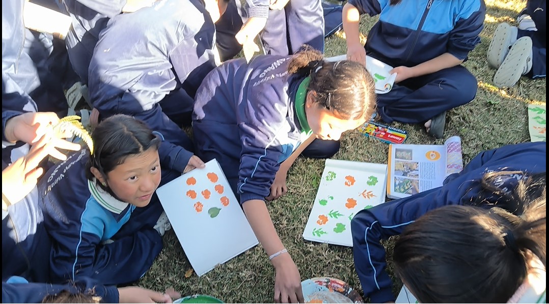 jnv_tawang's tweet image. Learning by Doing:
A hands-on print-making activity using leaves helped students explore textures, colors, and patterns, fostering creativity, observation, patience, and confidence through meaningful, experiential learning. @NVS_HQ @nvsroshl @EduMinOfIndia  @diprotawang  @ncert