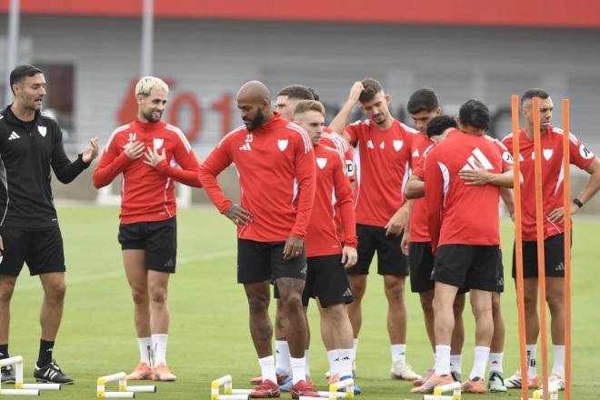 lapalancaroja's tweet image. ℹ️ Actualización importante del Sevilla FC: Marcao vuelve al grupo y apunta al partido ante el Espanyol, mientras Agoumé continúa al margen y es duda para Cornellá. 

Todos los detalles aquí 👇
lapalancaroja.com/noticia/marcao…

#SevillaFC #LaLigaEASports #LaPalancaRoja #Marcao #Agoume…