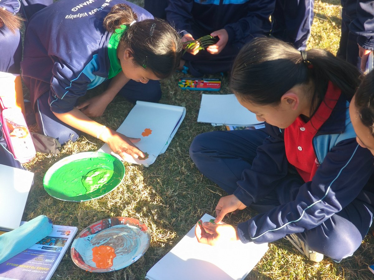 jnv_tawang's tweet image. Learning by Doing:
A hands-on print-making activity using leaves helped students explore textures, colors, and patterns, fostering creativity, observation, patience, and confidence through meaningful, experiential learning. @NVS_HQ @nvsroshl @EduMinOfIndia  @diprotawang  @ncert