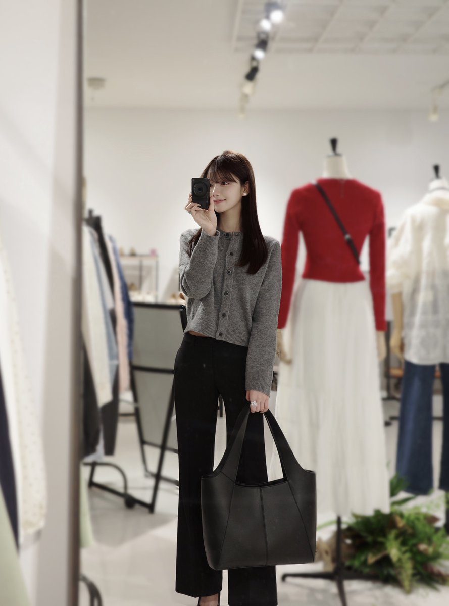 UNIQLOのカーディガンとフレアパンツがこの秋冬の制服です。シワにならない素材で使いやすい。 https://t.co/PUNFgfwjDa