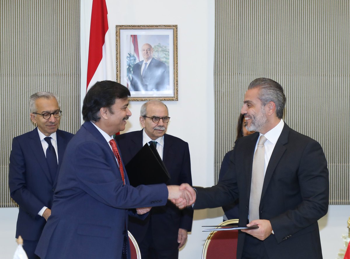 grandserail's tweet photo. رعى رئيس #مجلس_الوزراء الدكتور #نواف_سلام صباح اليوم في السرايا حفل توقيع خمسة اتفاقيات بين #لبنان ومؤسسة التمويل الدولية ممثلة بالمدير الأقليمي لمنطقة الشرق الأوسط خواجة افتاب احمد.

وتشمل الاتفاقيات الموقعة ٤ منها استثمارات مباشرة تتعلق بتمويل القروض الصغيرة وواحدة استشارية مع وزارة الطاقة.
وتاتي اهمية هذه الاتفاقيات انها اتت مباشرة بعد مؤتمر بيروت واحد.

وقد وقع عن مؤسسة التمويل السيد خواجة افتاب احمد وعن الجانب اللبناني الامين لمجلس الوزراء القاضي محمود مكيّه اتفاقية تتعلق بدعم مشاريع الشراكات بين القطاعين العام والخاص.

كما تم توقيع اتفاقية تتعلق بدعم  رواد الأعمال والمشاريع الصغيرة وقعتها عن مؤسسة التمويل الدولية السيدة مومينا ايجاز الدين وعن الجانب اللبناني زياد حلبي ، واتفاقية تتعلق تتعلق بدعم المشاريع التنموية والمبادرات المجتمعية وقعها عن الجانب اللبناني يوسف فواز .
أما اتفاقية تعزيز قطاع الكيماويات الأقليمي وقعها السيد افتاب احمد وعن الجانب اللبناني احسان بعلبكي ، كذلك وقع سامي صغير  مع السيد خواجة احمد اتفاقية لتعزيز قطاع الكيماويات.

مؤتمر صحافي 

بعد ذلك عقد وزير الاقتصاد والتجارة عامر البساط والسيد أفتاب خواجة احمد مؤتمرًا صحافياً استهله الوزير البساط بالقول:

أنهينا اليوم توقيع خمسة اتفاقيات مهمة مع مؤسسة التمويل الدولية (IFC) لقسم القطاع الخاص من مجموعة البنك الدولي، تحت رعاية دولة الرئيس. وقد شملت هذه الاتفاقيات خمس مشاريع، أربعة منها استثمارات مباشرة.
•تمويل القروض الصغيرة (Microfinance): بقيمة إجمالية تصل إلى 80 مليون دولار.
•استثمار مباشر لشركة Matalek: بقيمة 30 مليون دولار، وهي شركة متخصصة في إنتاج أدوات كهربائية للتصدير الدولي.
•استثمار مباشر لشركة "ميدكو "كيميائية إقليمية: بقيمة 40 مليون دولار، تعمل على التصنيع في لبنان وخارجه التصدير الإقليمي ولها تصنيف مميز في لبنان.

كما تم التوقيع على اتفاقية خامسة استشارية مع وزارة الطاقة لدراسة مشروع تحويل الغاز إلى طاقة في محطة دير عمار، بدعم من IFC. تهدف هذه الاتفاقية إلى تقييم الإمكانيات الاستثمارية وتقديم الاستشارات المتخصصة خلال المرحلة المقبلة.
هذا الاستثمار قد يكون حجمه كبيرا ونحن لا نزال قيد دراسته ولكن IFC ستكون الى جانبنا لاستشارتهم خلال هذه الفترة."
اضاف:" اهمية هذه الاتفاقيات انها اتت مباشرة بعد مؤتمر بيروت واحد، ونعتبر ذلك بانه بادرة خير وهو يشير الى ان هناك تجاوبا عربيا ودوليا، ومن المستثمرين اللبنانيين باعتبار ان لدى لبنان طاقات كبيرة جدا وهذه هي الرسالة المباشرة للمؤتمر حيث شارك ١٥٠ مستثمرا من خارج لبنان، و٥٠ شركة كانت ممثلة والنقاش كان واضحا، فنحن واقعيون لكن لدينا تفاؤل واقعي، وعندما نضع المسار على السكة الصحيحة فان الاستثمارات تاتي فالأكيد ان الاصلاحات تخلق فرص جديدة للاستثمارات.

بعد ذلك تحدث السيد خواجة افتاب احمد فقال:"
إنه يوم مهم جدًا بعد الإختتام الناجح لمؤتمر  بيروت ١الذي دام يومين، والذي كان ناجحًا جدًا جدًا، وقد حضره مستثمرون من جميع أنحاء العالم وبعدد كبير من اليابانيين. أعتقد أن الزخم موجود الآن، ويجب علينا استثماره. وأعتقد أن توقيع الاتفاقيات سيرسل إشارة إيجابية ومهمة جدًا إلى السوق، مفادها أن مؤسسات مثل IFC جاهزة لتكون جزءًا وشريكًا للحكومة اللبنانية في جهود التعافي.

هذه الأمور مهمة جدًا جدًا، كما ذكر معالي الوزير، وهي تشمل جميع القطاعات: الوصول إلى التمويل، والتصنيع، والطاقة، ونحن نعلم أن الطاقة هي أهم قطاع من حيث البنية التحتية، لأنها نقطة انطلاق الاقتصاد. وهذا مشروع كبير مع فرصة لتحريك استثمارات تبلغ حوالي مليار دولار وأكثر. ومتى أتممنا المشروع الأول، سيكون هذا بمثابة إشارة للسوق، ومن ثم ينظر المستثمرون الآخرون إلى لبنان أيضًا.

لذلك نحن متفائلون جدًا بأن هذا سيكون بداية جديدة للبلاد وبداية جديدة للقطاع الخاص، وسنسعى جاهدين مع شركائنا والحكومة اللبنانية لاستثمار هذه الفرصة. ونحن ممتنون جدًا لرئيس الوزراء ، لحضوره حفل التوقيع، ونحن ممتنون جدًا للحكومة اللبنانية الذين كانوا شركاء لنا. ونحن نشهد فرقًا كبيرًا مع الناس من القطاع الخاص، الذين يعرفون ما يجب فعله من أجل خلق بيئة مناسبة للقطاع الخاص. "
#pcm @makie_mahmoud