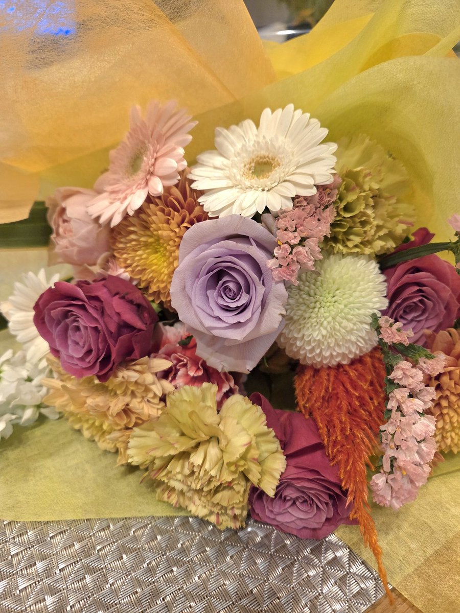 koikano_fsena's tweet image. 今月のお花は秋色ブーケ🍂💛
ふんわりパープルや深みのあるピンクがとっても可愛くて、眺めているだけで癒される…🥰
お部屋が一気に華やかになりました🌸✨

#レンタル彼女 #コイカノ関西 #コイカノ