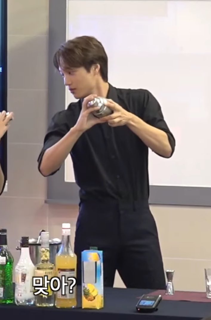 I can’t help but ogling Jongin here!!!
How come he looks so good in just a simple black shirt &amp; pants look here!