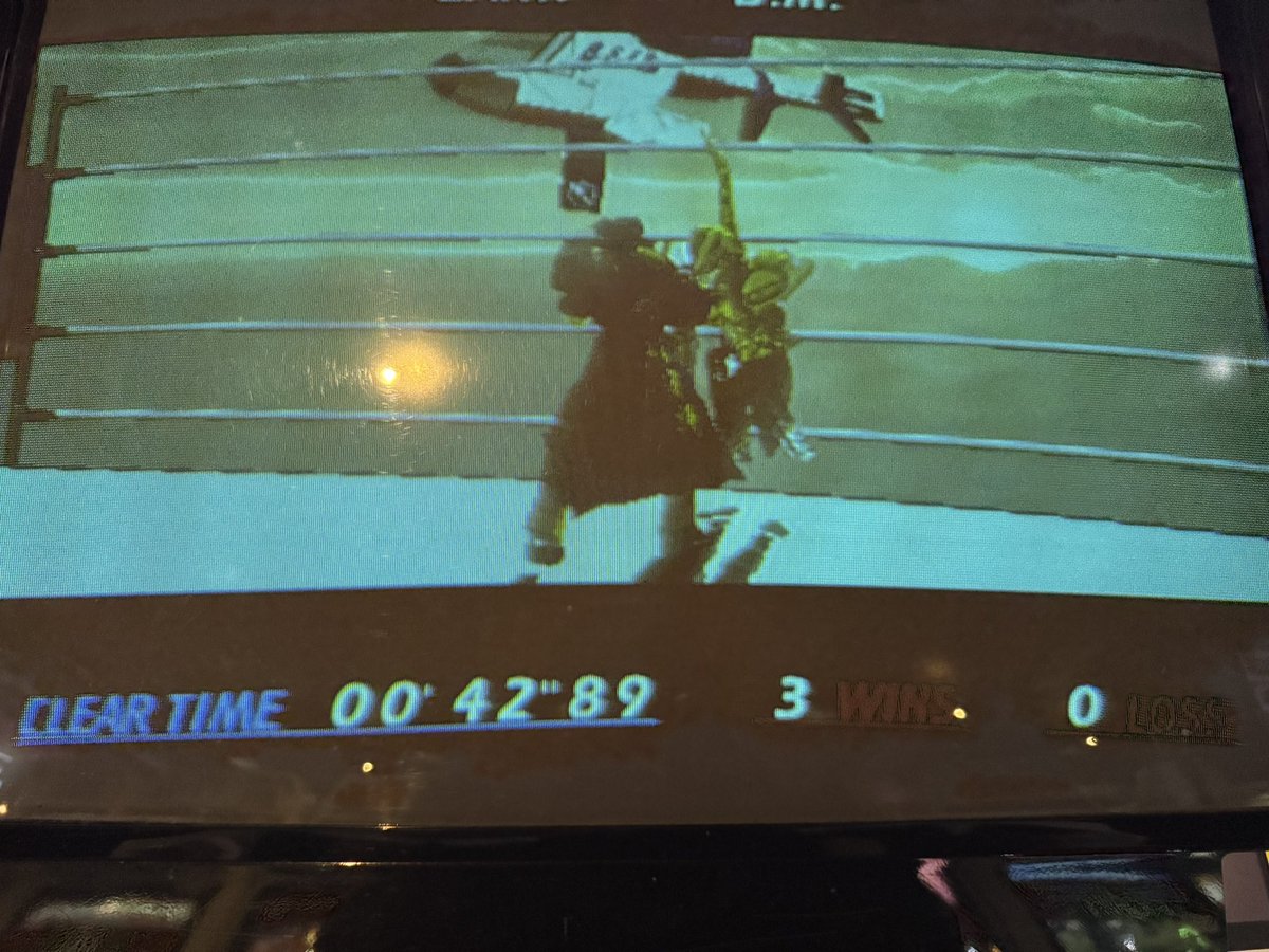 10本目
ファイティングバイパーズ
バンで人生初の1コインクリア！
ラスボス前のジェーン倒せた時は緊張で手が震えたー！
CPU強過ぎてUFOキャッチャーかってレベルで100円が溶けるところを、有志の方がフリプ設置して下さったお陰でみっちり練習できました。超超超感謝です・・！
#ミカド1周クリア番長