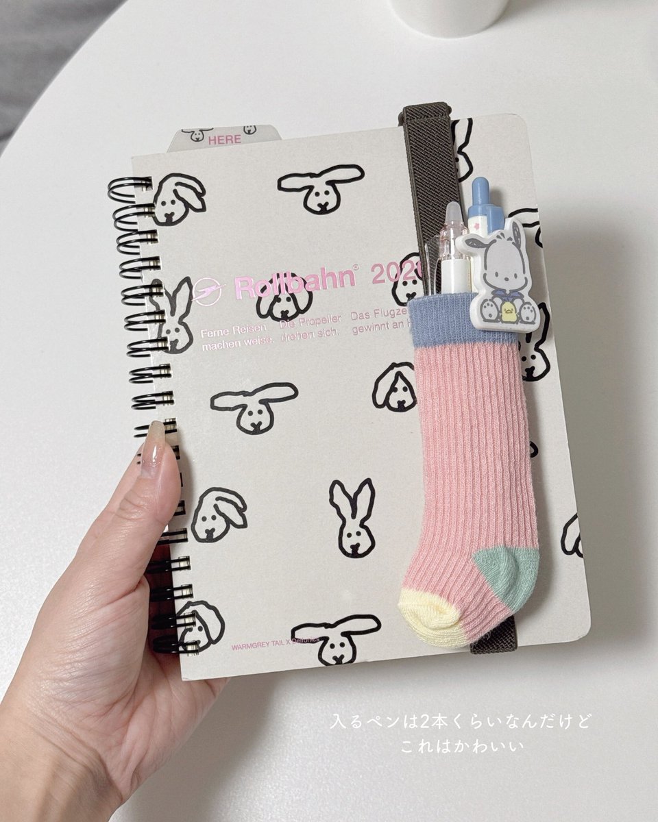 ペン用のくつしたを買いました🧦
ペンちょっとと手帳だけ持ち歩きたい！みたいな時にいいかも！
色んなカラーあって選ぶの大変だった😵🎨