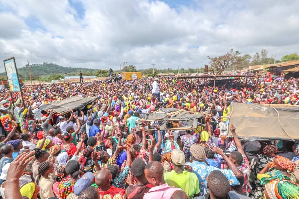 BiancaNaom1's tweet image. DP Prof. Kithure Kindiki and UDA candidate Leo Wa Muthende at Kanyuambora in Mbeere North. The ground is solidly behind Leo Wamûthende.