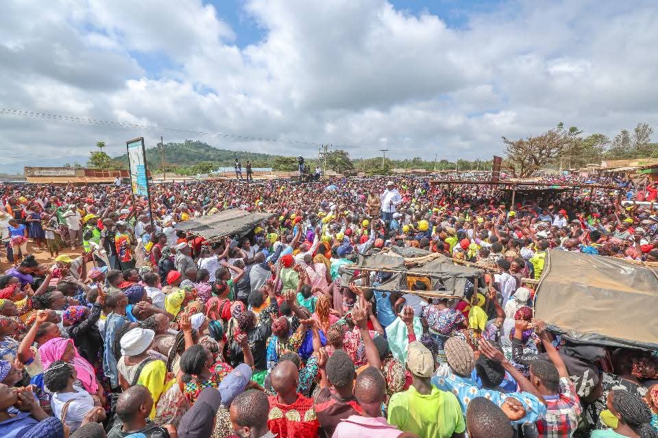 BiancaNaom1's tweet image. DP Prof. Kithure Kindiki and UDA candidate Leo Wa Muthende at Kanyuambora in Mbeere North. The ground is solidly behind Leo Wamûthende.