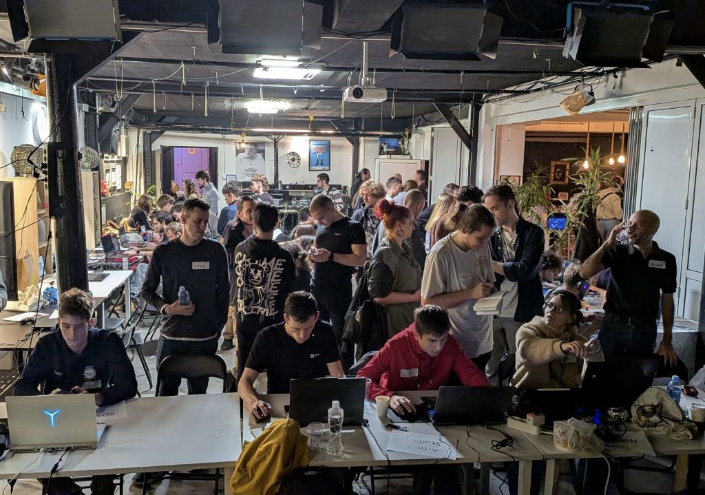 eo_ku3's tweet photo. KU3 joined the Indie Game Showcase Meetup in Belgrade. This is a good chance to put an early #EtherealOdyssey build in players’ hands 🙌🏻🎮

And we get great response to the art and tone, plus actionable suggestions we’re already applying to clarity and pacing.

Thanks to the local indie community for the thoughtful feedback.

#indiedev #GameDevCommunity #indiedevlife