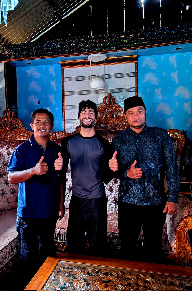 thorogoodchris1's tweet image. Thank you Pak Saikul, friends and family, for making me so welcome and for sharing your special flower with us 🙏🏻