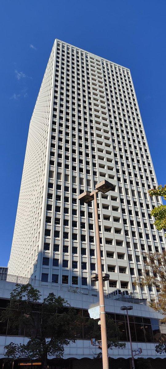 tuamitx0's tweet image. 大阪很多这种看起来很干净的建筑。这种叫现代主义吗，不是很懂建筑历史