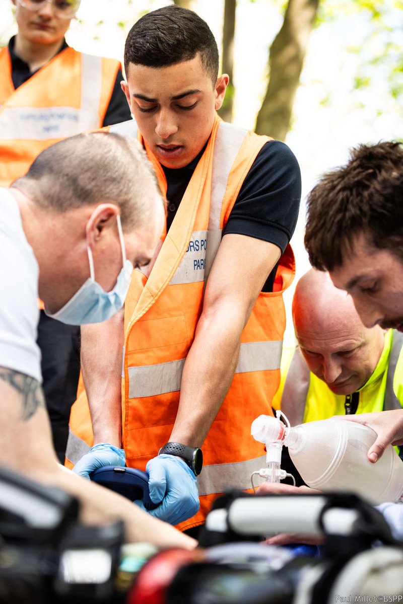 PompiersParis's tweet image. [#CardioChallengeHereos]

Le no flow, c’est le temps pendant lequel le cœur est arrêté et que le sang ne circule plus.

Chaque seconde sans circulation sanguine met le cerveau en danger : plus ce temps est court, plus les chances de survie et de récupération sont élevées.
Chaque…