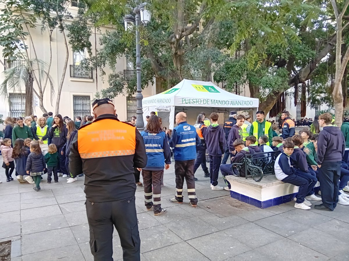 E112Andalucia's tweet photo. #SimulacroRespuesta25 Las zonas seguras donde han sido trasladados alumnos y personal docente: Plaza Mina y Plaza San Antonio #Cádiz
En ambas se ha instalado un #PMA para coordinar las atenciones a los escolares https://t.co/KwUOfejD2m