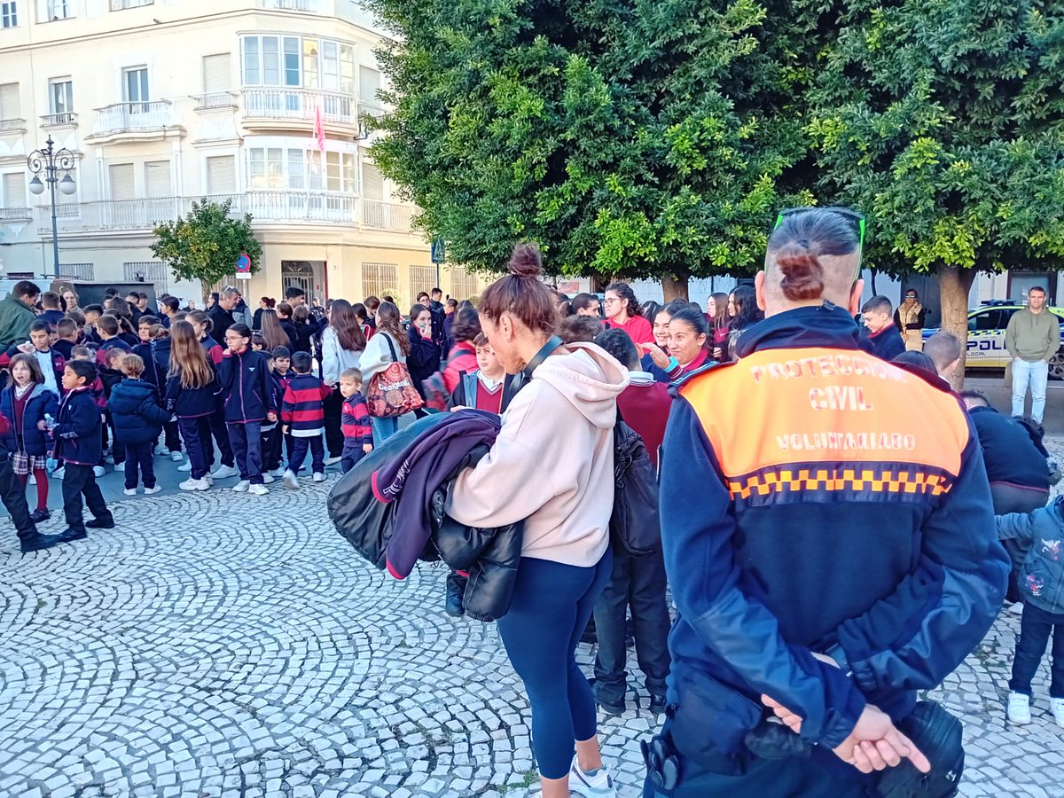 E112Andalucia's tweet photo. #SimulacroRespuesta25 Las zonas seguras donde han sido trasladados alumnos y personal docente: Plaza Mina y Plaza San Antonio #Cádiz
En ambas se ha instalado un #PMA para coordinar las atenciones a los escolares https://t.co/KwUOfejD2m