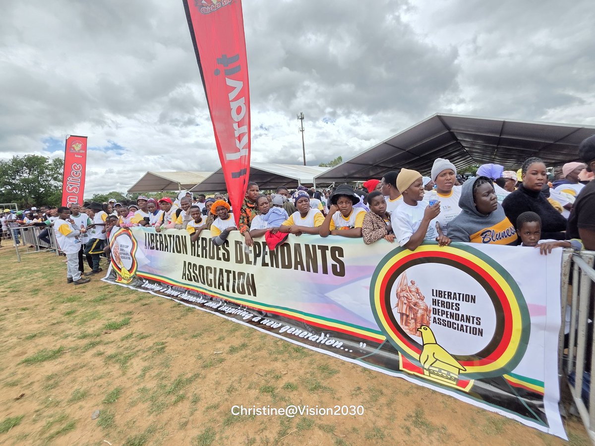 chrissy10charu's tweet image. A massive turnout is being witnessed at the Harare Zone 5 Inter District Meeting, with thousands gathered despite the threat of rain. The event has generated significant excitement and anticipation among attendees. 

#CDENHAMOYAPERA 
#HARARE 
@KMutisi @Mug2155