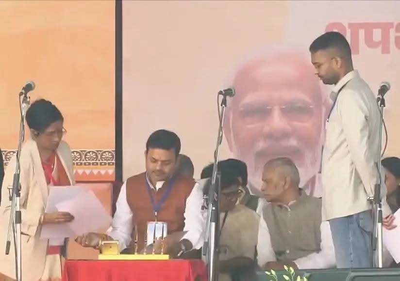 बिहार की राजनीति भी कम कमाल नहीं है, जिस उपेंद्र कुशवाहा के बेटे को आज से पहले जनता नाम तक नहीं जानती थी। 

जो कभी वार्ड मेंबर तक के चुनाव की लाइन में नहीं लगे, वे सीधे मंत्री पद की शपथ ले रहे हैं।

और पीछे फ्रेम में वही नेता मुस्कुराते दिखते हैं
जो हर चुनाव में परिवारवाद पर सबसे