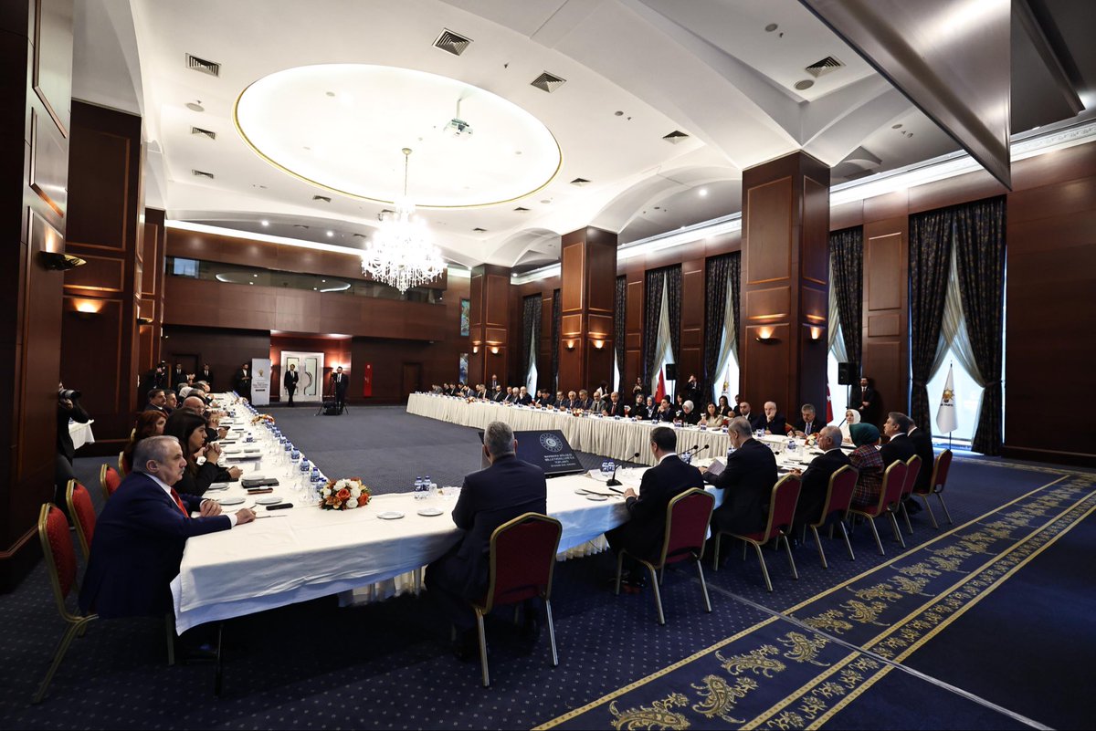 📍AK Parti Genel Merkezi 

Dışişleri Bakanımız Sayın Hakan Fidan’ın sunumuyla gerçekleştirdiğimiz toplantıda, Genel Başkan Yardımcılarımız ve milletvekillerimizle küresel ve bölgesel gündemdeki son gelişmeleri detaylı bir şekilde ele aldık.