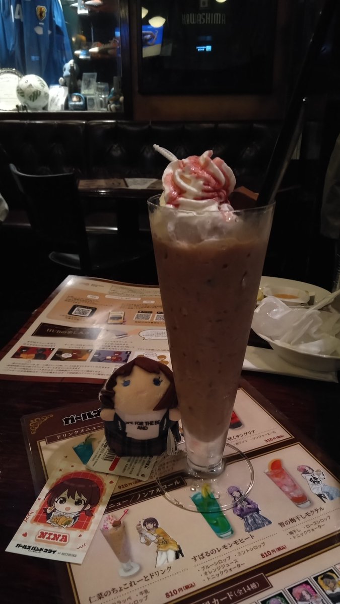 he417's tweet image. HUB川崎のコラボ行ってきた…仁菜がカウンター内にあるのは反則っすよ！…すばるも店員さんのヒントで困惑しながらも見つけたしw #HUB #ガールズバンドクライ