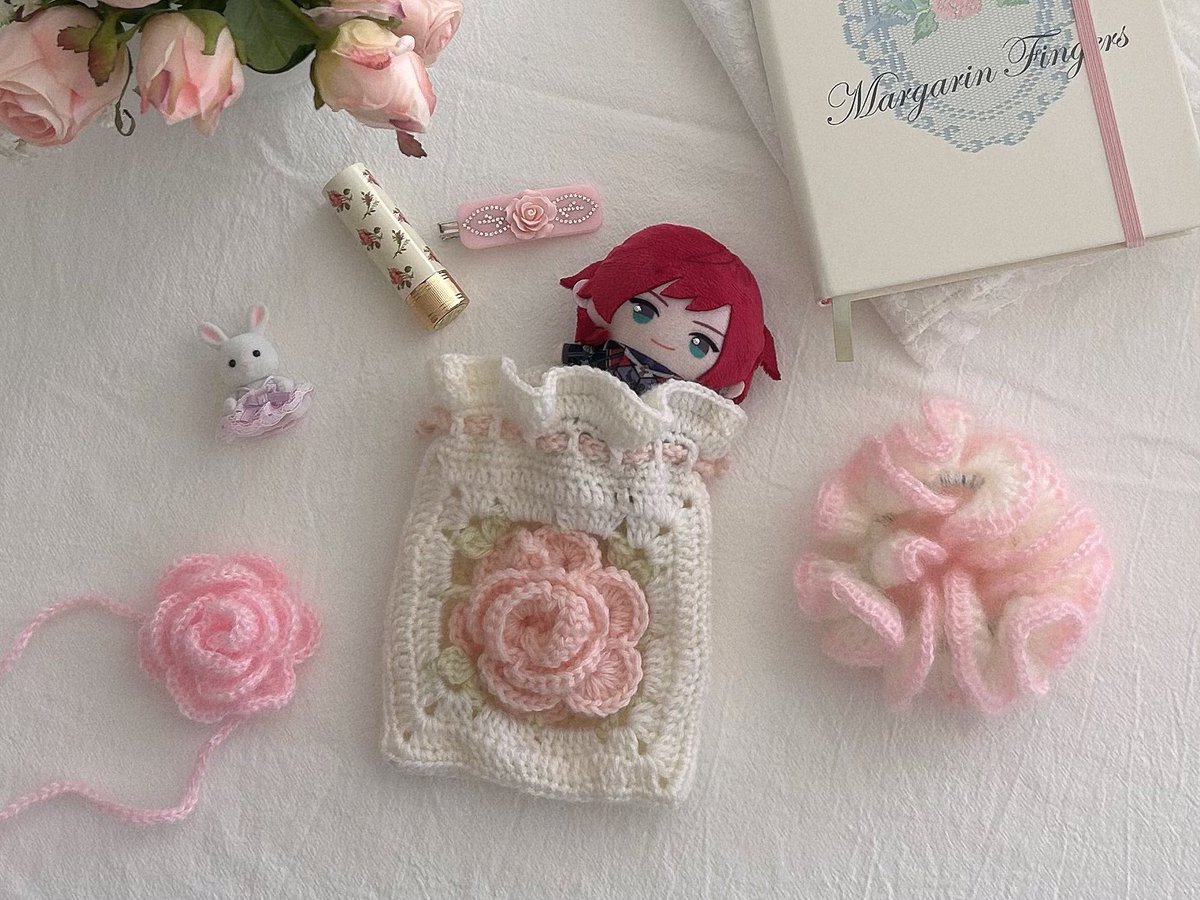 m_a_h_i_t_o_g_e's tweet image. 妹の編んだ作品を「Bisou Bisou petite」としてBisou Bisouで取り扱うことになりました🎀23日にバラのポーチをはじめて販売予定♩
ぬいちゃんとお揃いで楽しめるアイテムも制作予定だそうです😻今後はBisou Bisou petiteもよろしくおねがいいたします૮⁔.  ̫ .⁔ა🌟