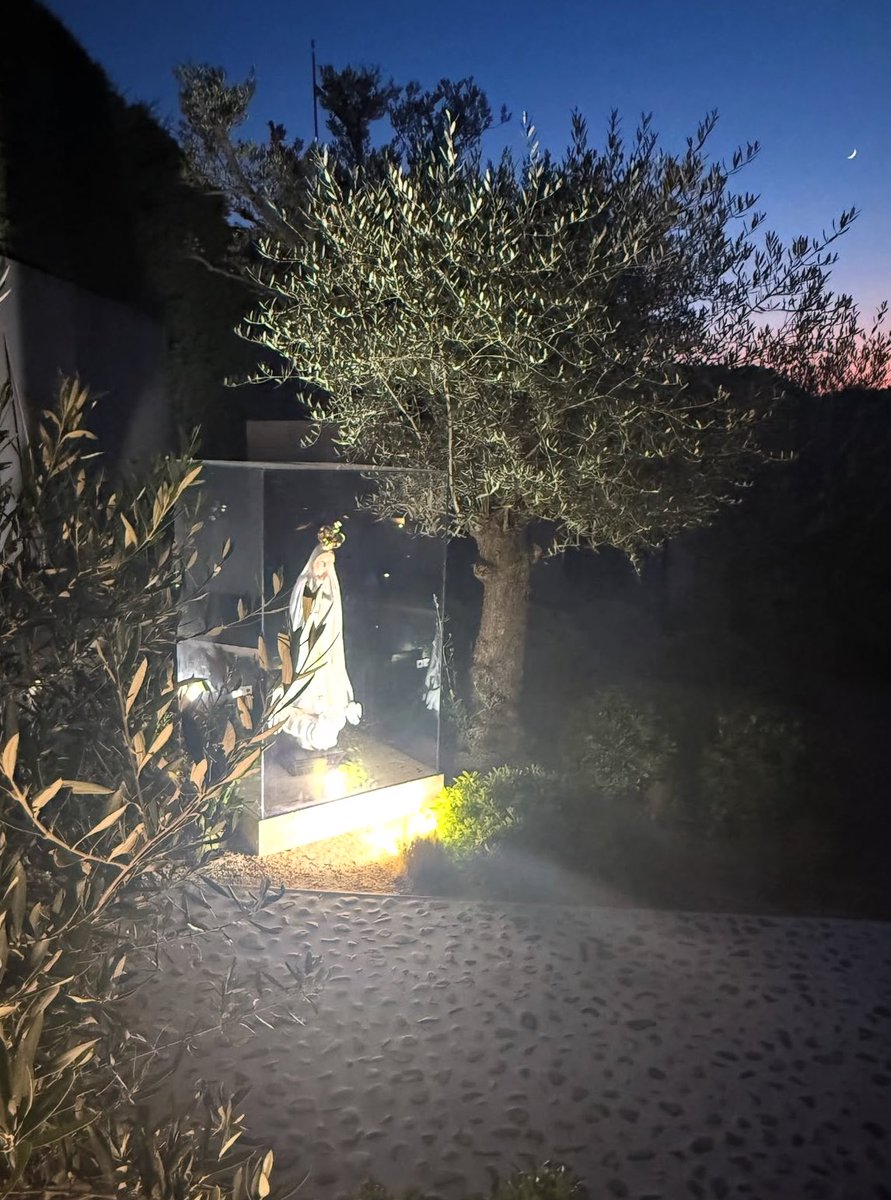 This is Ronaldo’s home entrance btw 🇵🇹🐐