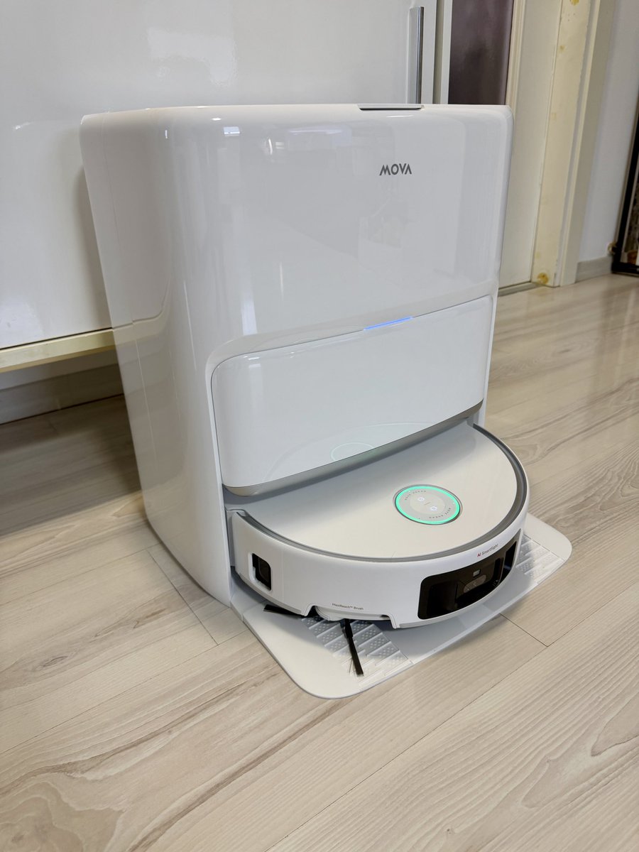 MikyAncona's tweet image. Sto provando il nuovo robot-aspirapolvere della MOVA (Z60 Ultra Roller) e devo dire… mi sta piacendo veramente tanto! 🙌✨ #mikyancona #mikyanconatech #MOVA #Z60Ultra #RobotAspirapolvere