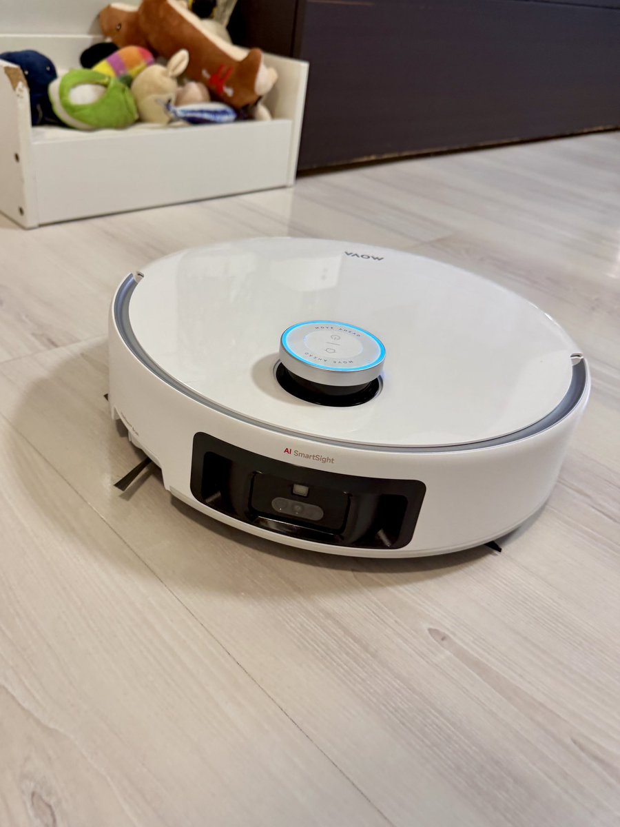 MikyAncona's tweet image. Sto provando il nuovo robot-aspirapolvere della MOVA (Z60 Ultra Roller) e devo dire… mi sta piacendo veramente tanto! 🙌✨ #mikyancona #mikyanconatech #MOVA #Z60Ultra #RobotAspirapolvere