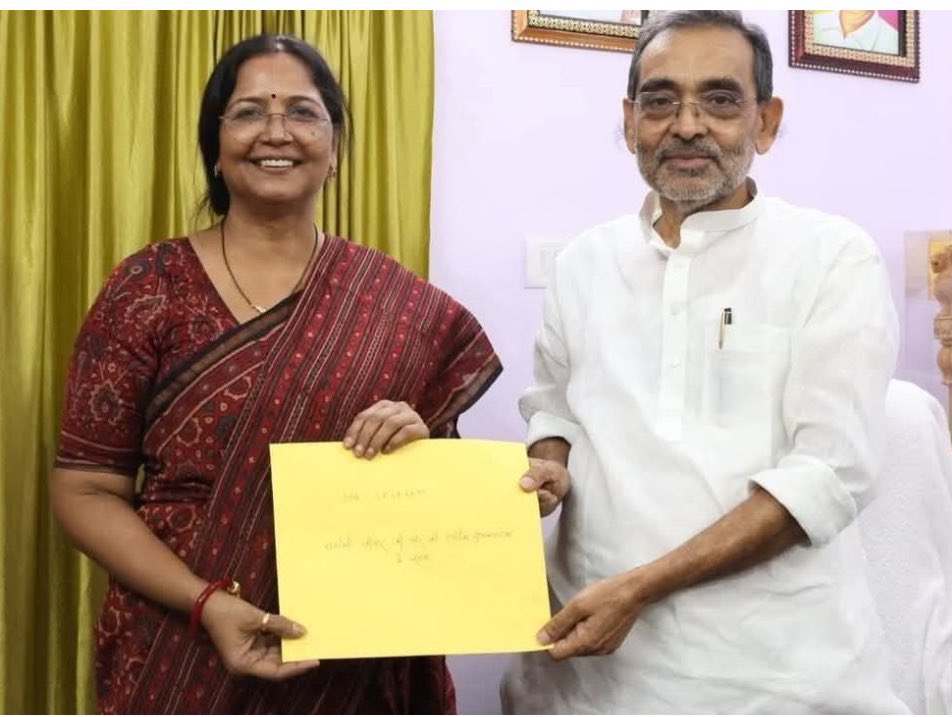 Shubhamshuklamp's tweet image. उपेन्द्र कुशवाहा- राज्यसभा सांसद 
पत्नी -स्नेहलता कुशवाहा - विधायक
बेटा-दीपक कुशवाहा (बिहार सरकार में मंत्री)

परिवारवाद के खिलाफ यह शानदार लड़ाई आगे भी जारी रहनी चाहिए।