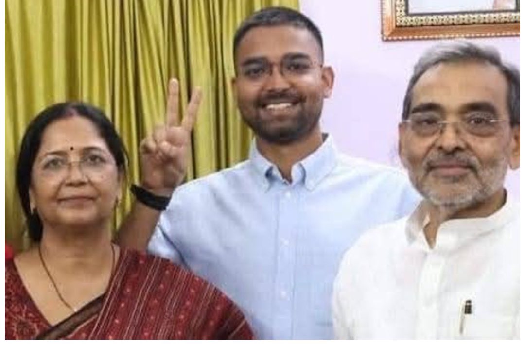 Shubhamshuklamp's tweet image. उपेन्द्र कुशवाहा- राज्यसभा सांसद 
पत्नी -स्नेहलता कुशवाहा - विधायक
बेटा-दीपक कुशवाहा (बिहार सरकार में मंत्री)

परिवारवाद के खिलाफ यह शानदार लड़ाई आगे भी जारी रहनी चाहिए।