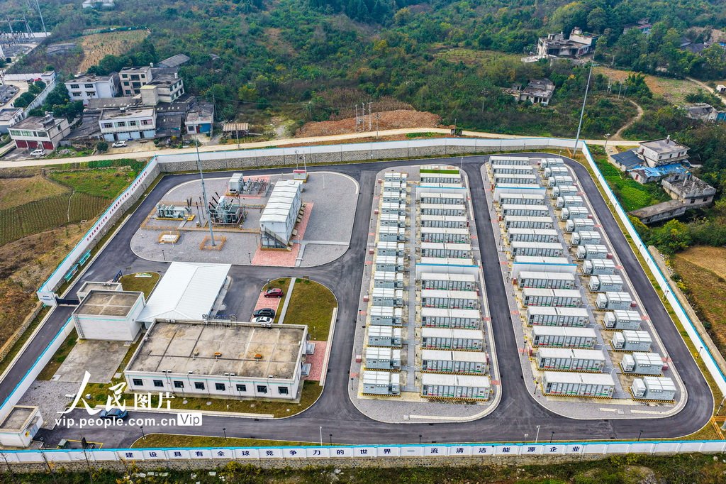 Esta é a área ocupada por uma instalação de baterias de 190 MWh conectada à rede elétrica.
 Acho que seremos capazes e t